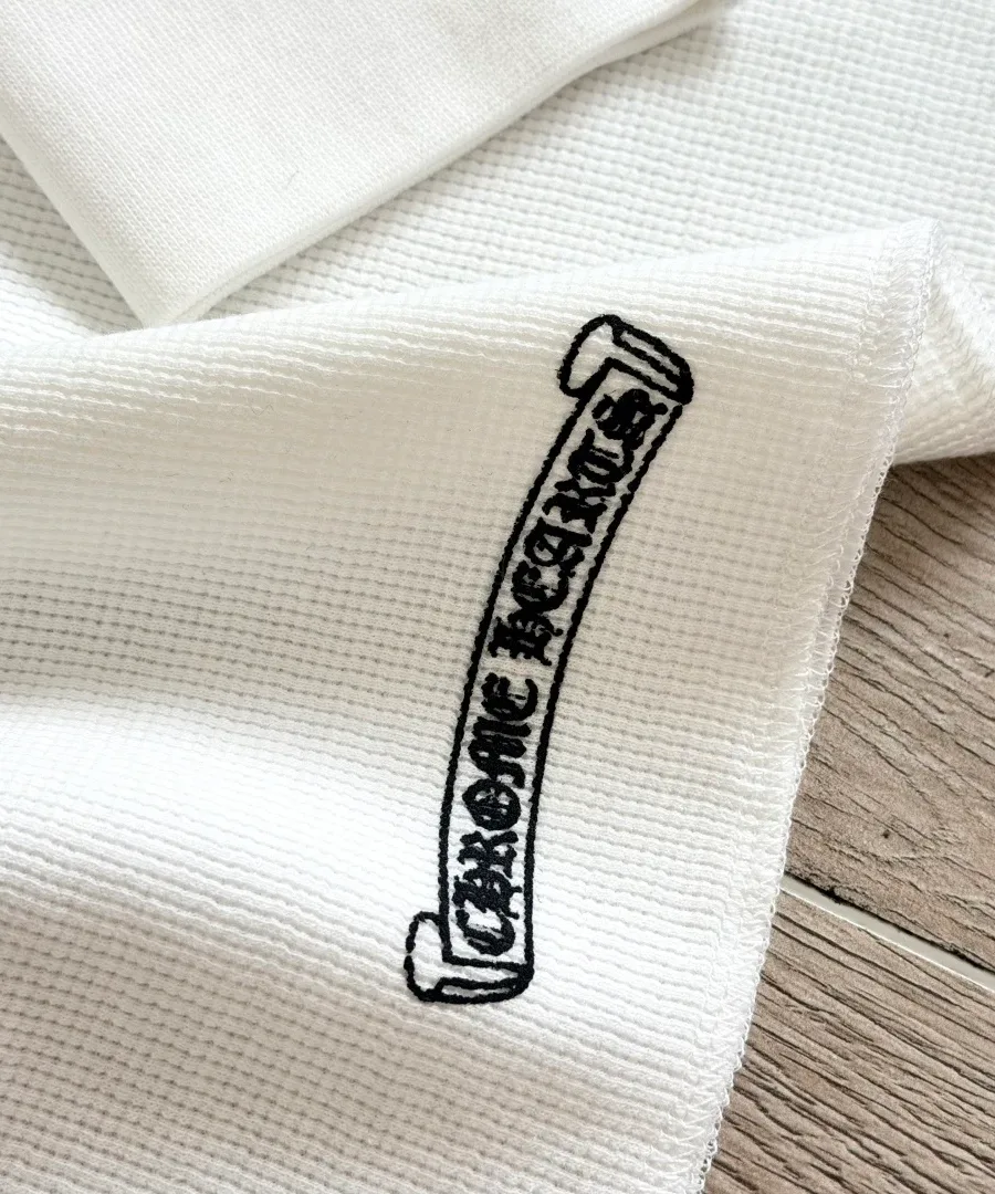Вышитый логотип-свиток Chrome Hearts на нижнем крае лонгслива