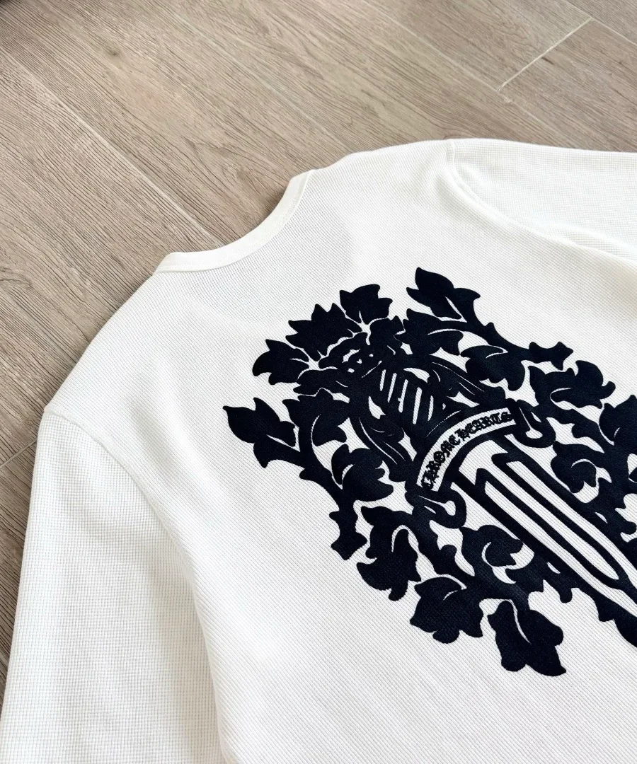 Вид сзади на белый лонгслив Chrome Hearts с принтом