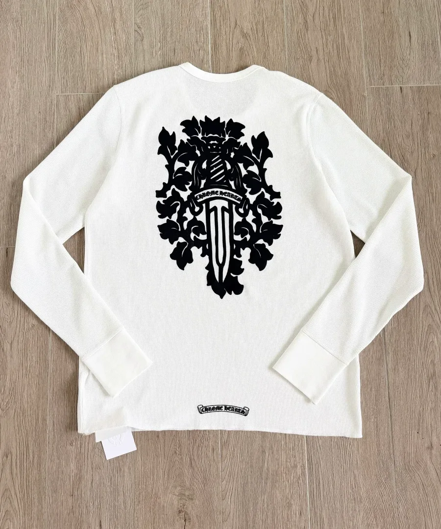 Белый лонгслив Chrome Hearts с принтом кинжала на спине, вид сзади
