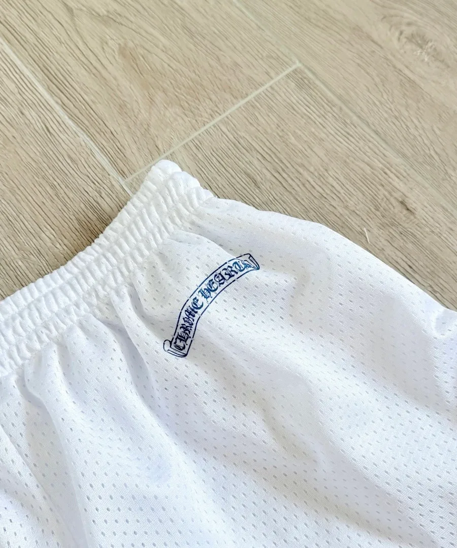 Деталь надписи Chrome Hearts сзади на поясе шорт