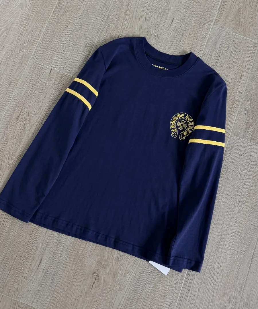 Синий лонгслив Chrome Hearts с желтым принтом, вид под углом