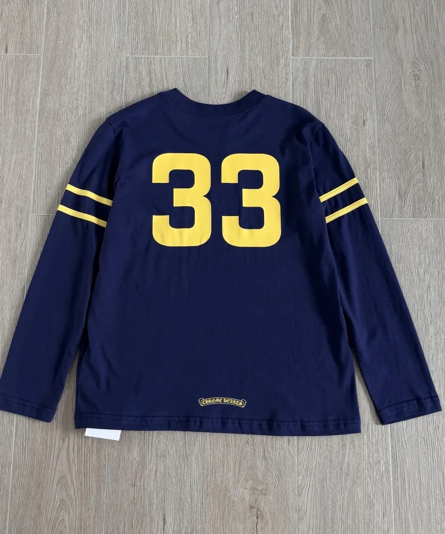 Синий лонгслив Chrome Hearts с желтым принтом 33 на спине, вид сзади