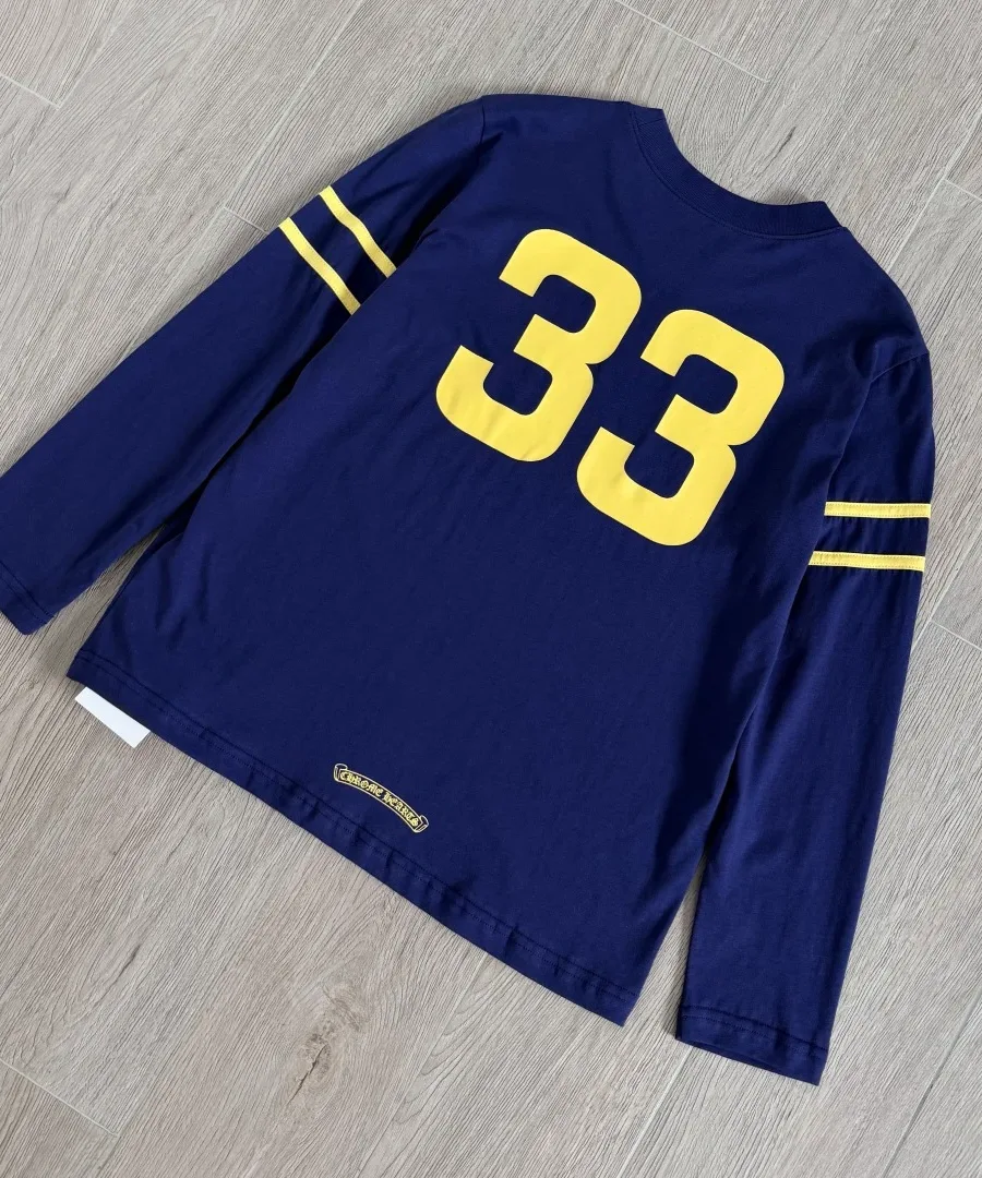 Синий лонгслив Chrome Hearts с желтым принтом 33 на спине, вид под углом