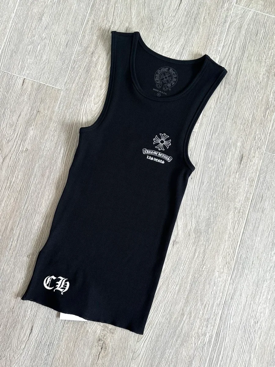 Черная майка Chrome Hearts в рубчик под углом, вид спереди