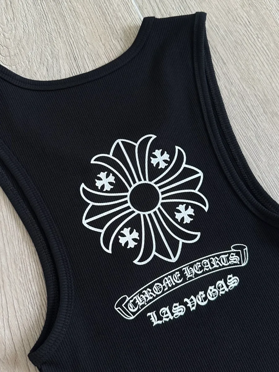 Крупный план белого принта с крестом на спине черной майки Chrome Hearts