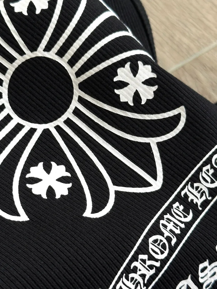 Деталь принта с крестом на спине черной майки Chrome Hearts под углом