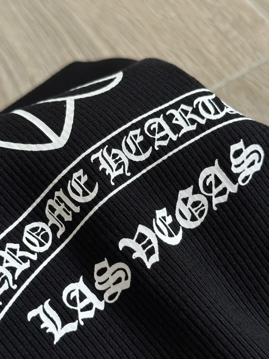 Макрофотография текстуры ткани в рубчик и принта черной майки Chrome Hearts