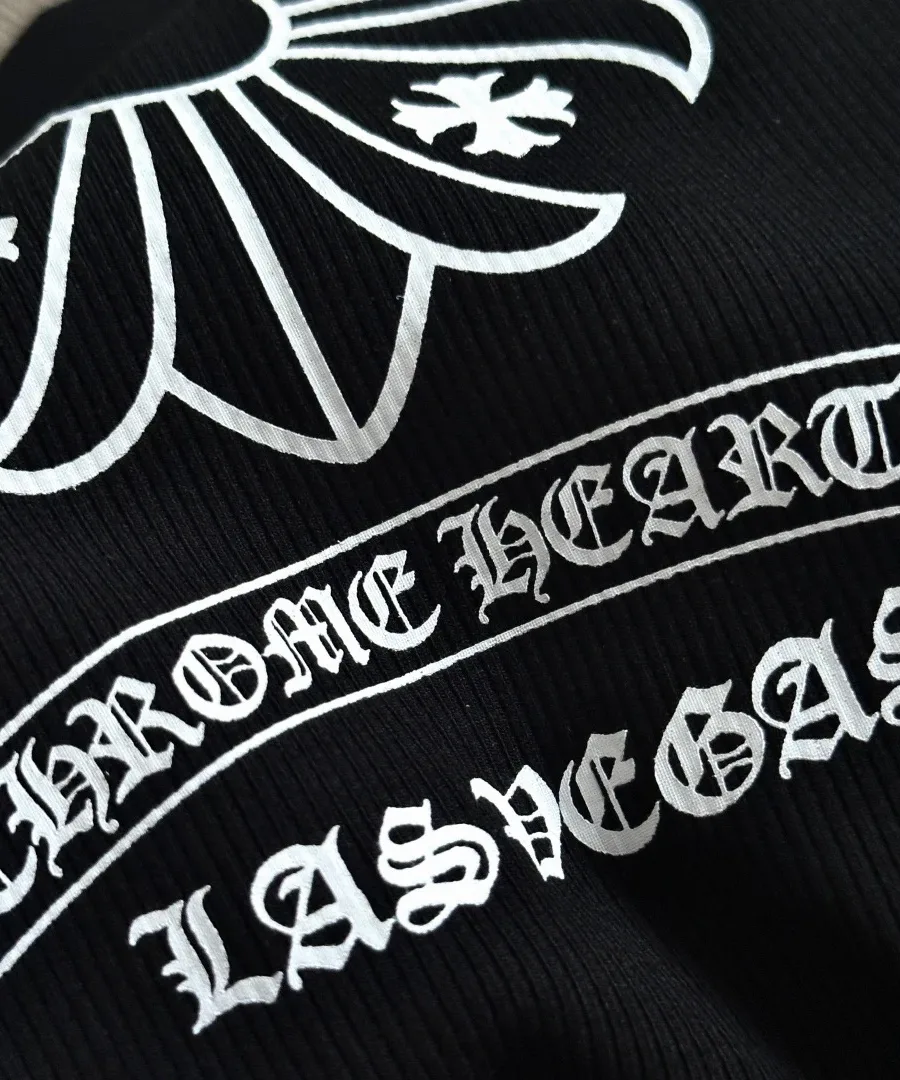 Макрофотография принта Chrome Hearts Las Vegas на черной ткани