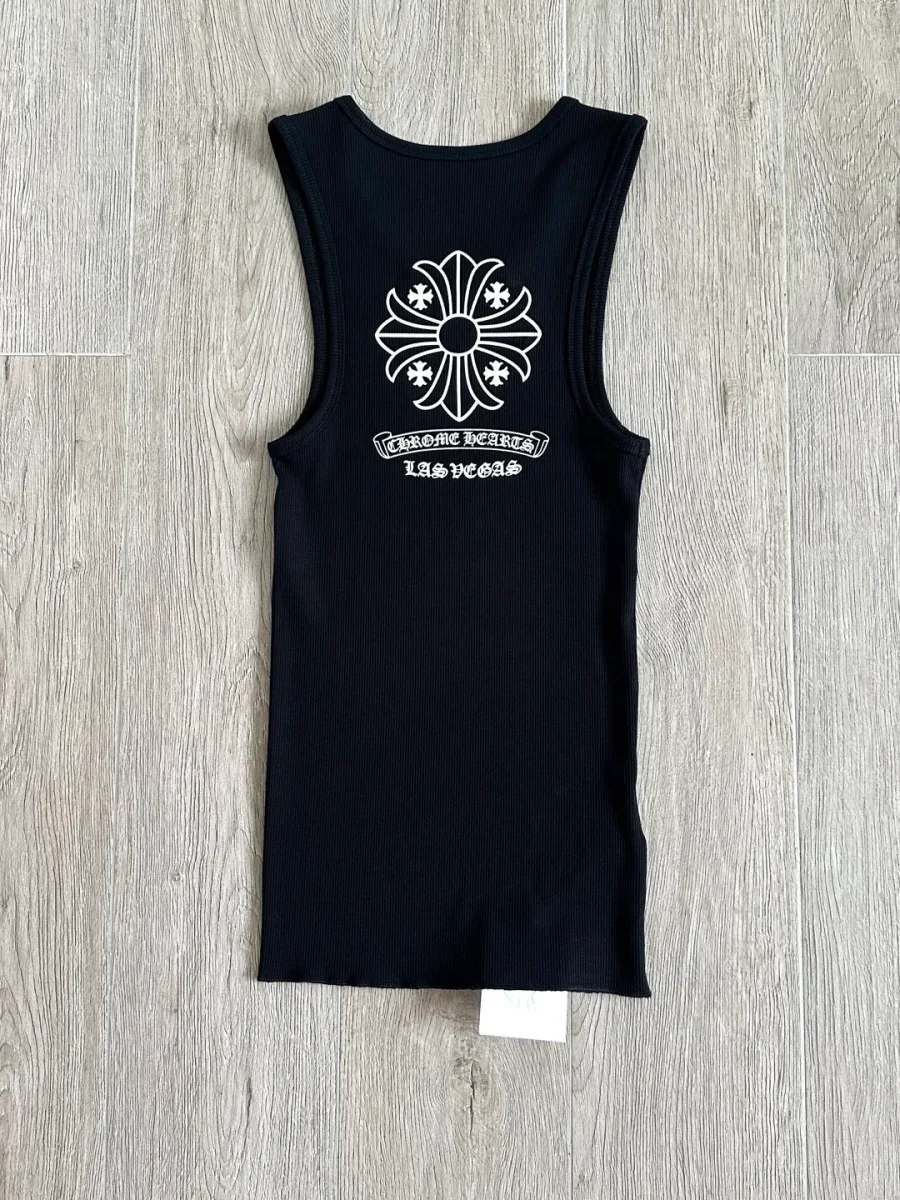 Черная майка Chrome Hearts в рубчик, вид сзади с принтом