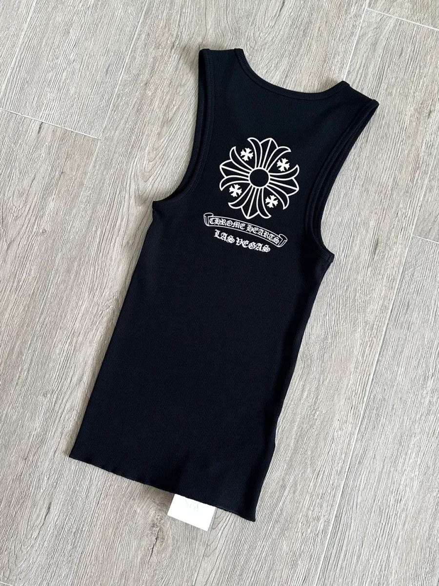 Черная майка Chrome Hearts в рубчик под углом, вид сзади с принтом