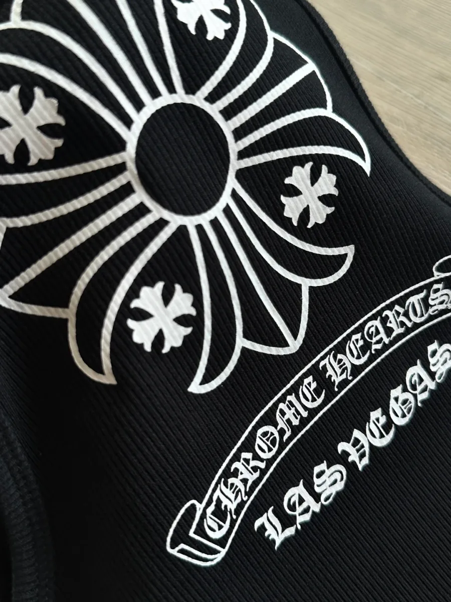 Крупный план принта с крестом на спине черной майки Chrome Hearts