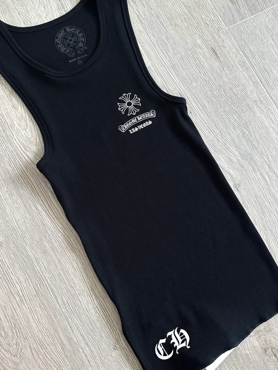 Черная майка Chrome Hearts в рубчик, разложенная на полу