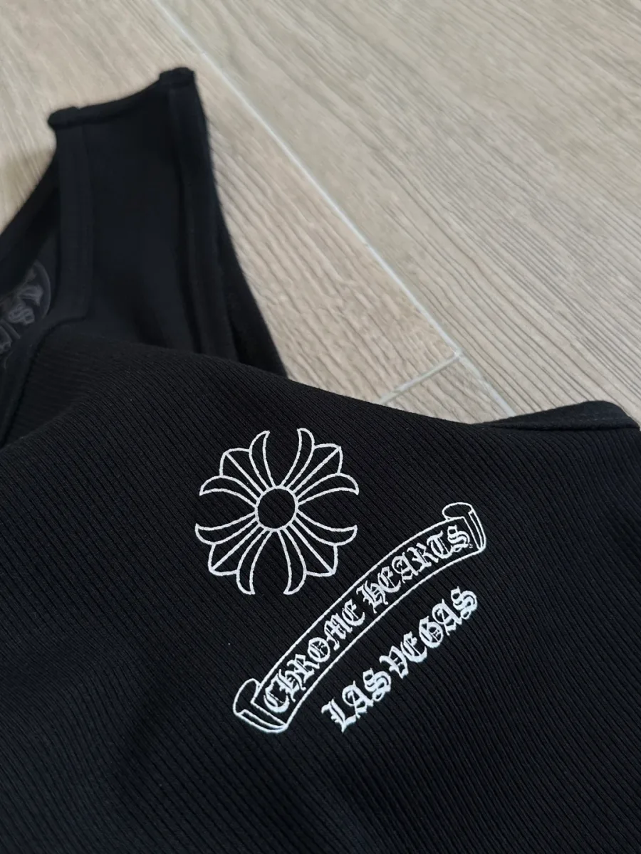 Логотип Chrome Hearts Las Vegas на груди черной майки