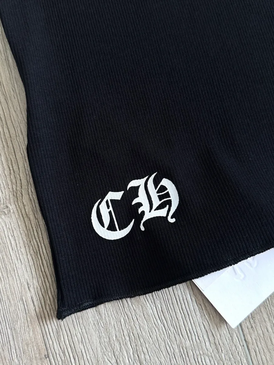 Принт CH внизу черной майки Chrome Hearts