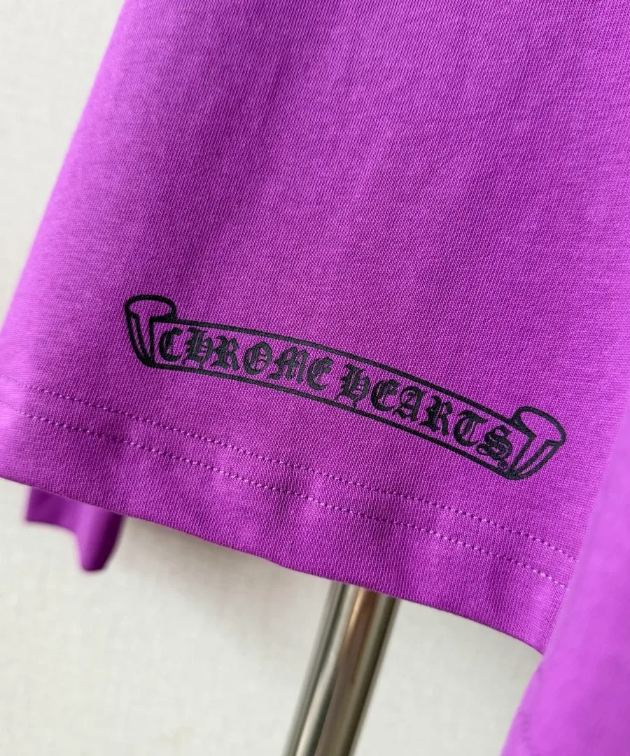 Логотип Chrome Hearts на нижней кромке фиолетового лонгслива