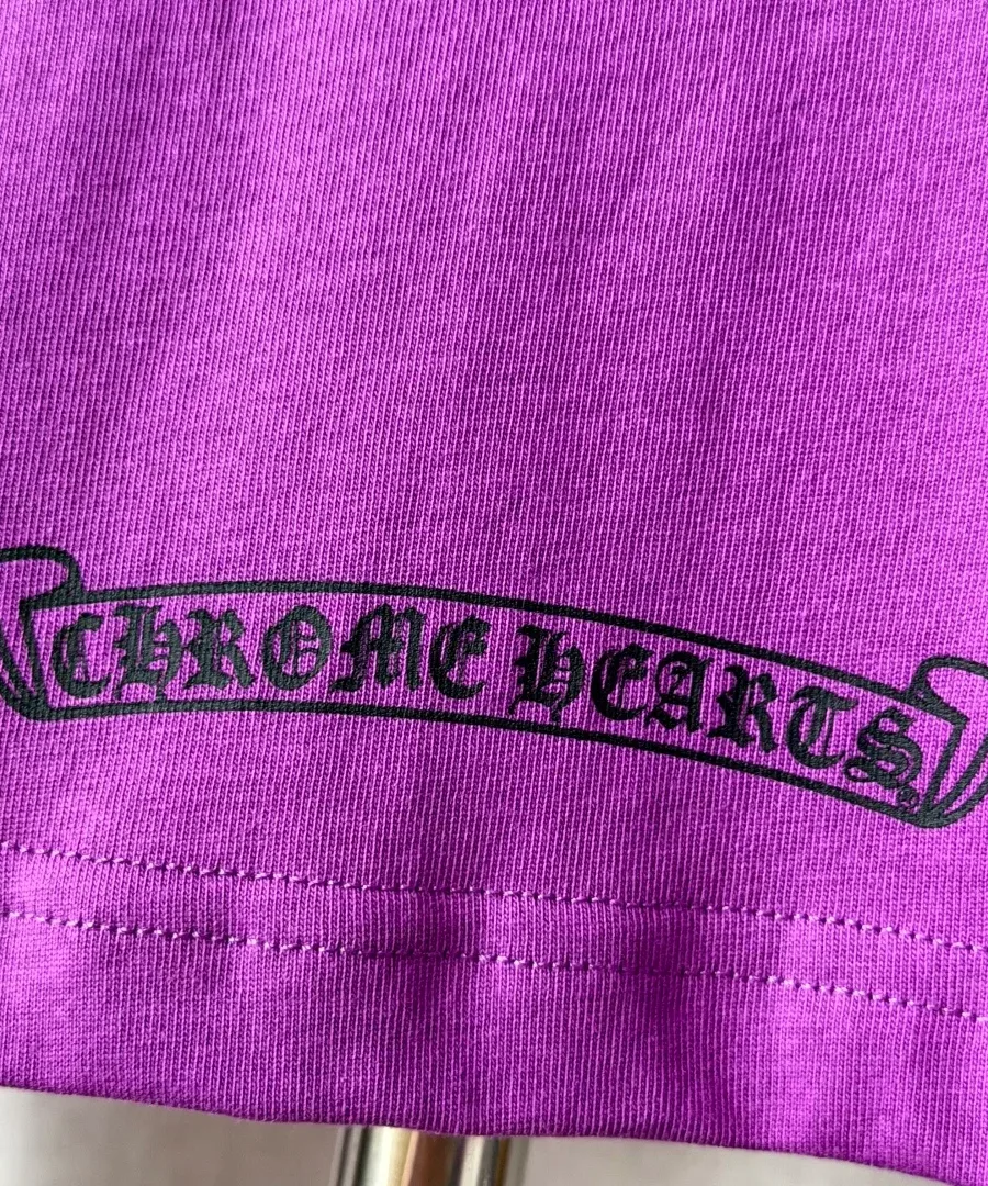 Крупный план логотипа Chrome Hearts на нижней кромке