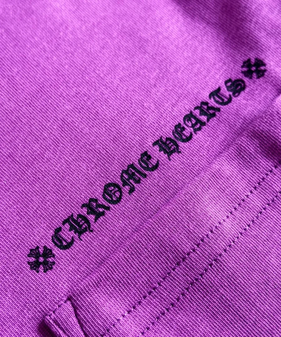 Принт с логотипом Chrome Hearts на груди над карманом