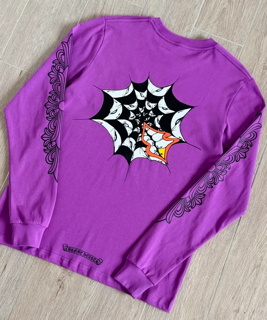 Фиолетовый лонгслив Chrome Hearts Matty Boy Spider Web, вид сзади под углом