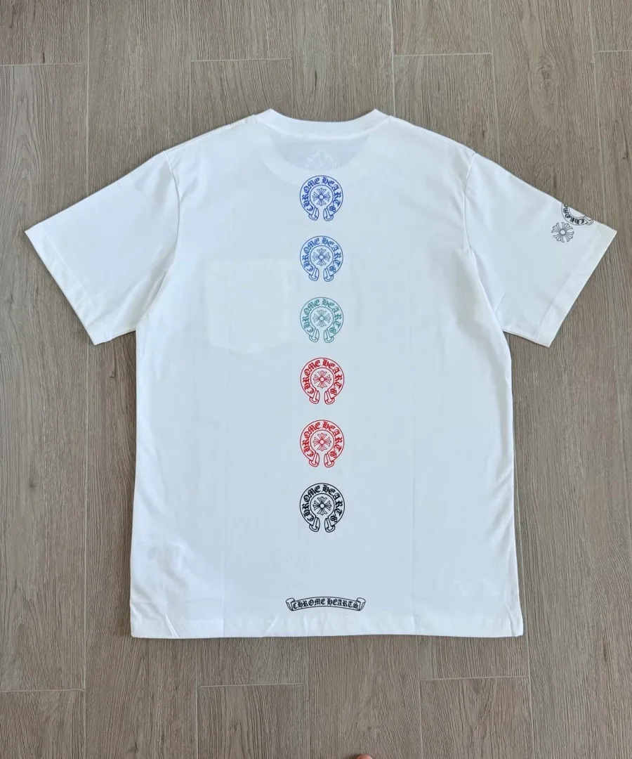 Белая футболка Chrome Hearts с градиентным принтом на спине, вид сзади