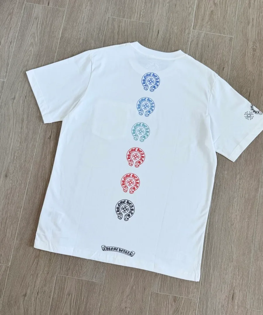 Белая футболка Chrome Hearts с принтом на спине, вид сзади под углом
