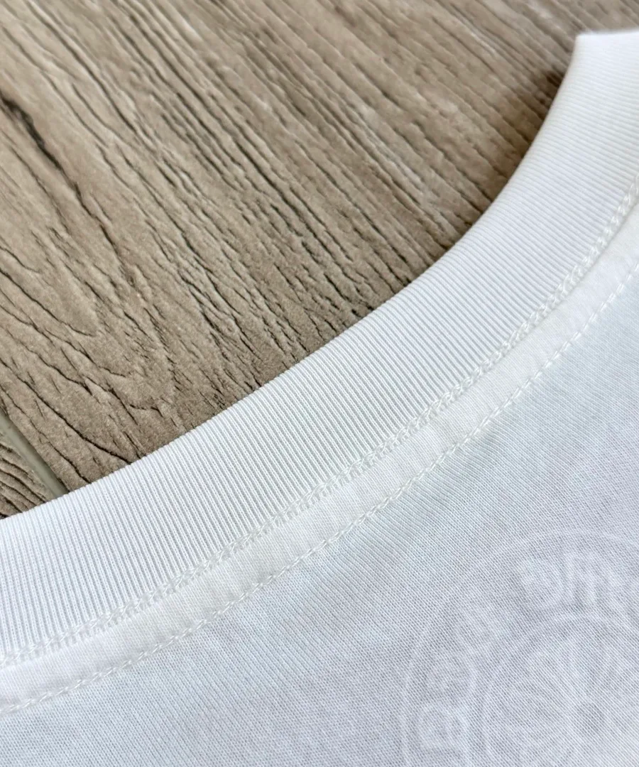 Круглый вырез горловины белой футболки Chrome Hearts, крупный план