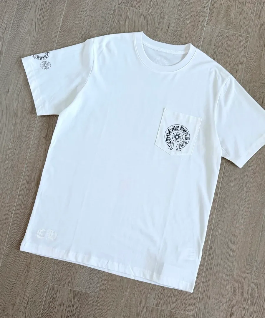 Белая футболка Chrome Hearts с карманом, вид спереди под углом