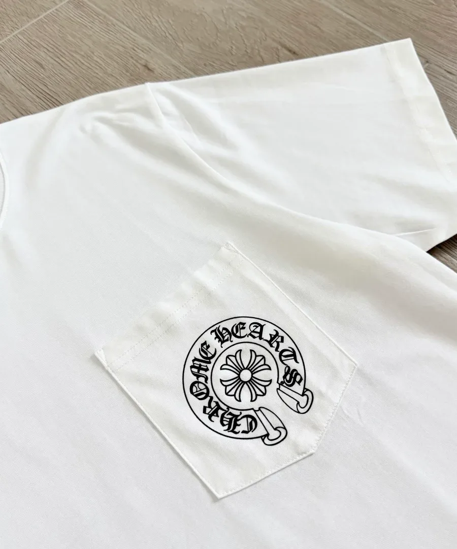 Накладной карман с фирменным принтом на груди белой футболки Chrome Hearts
