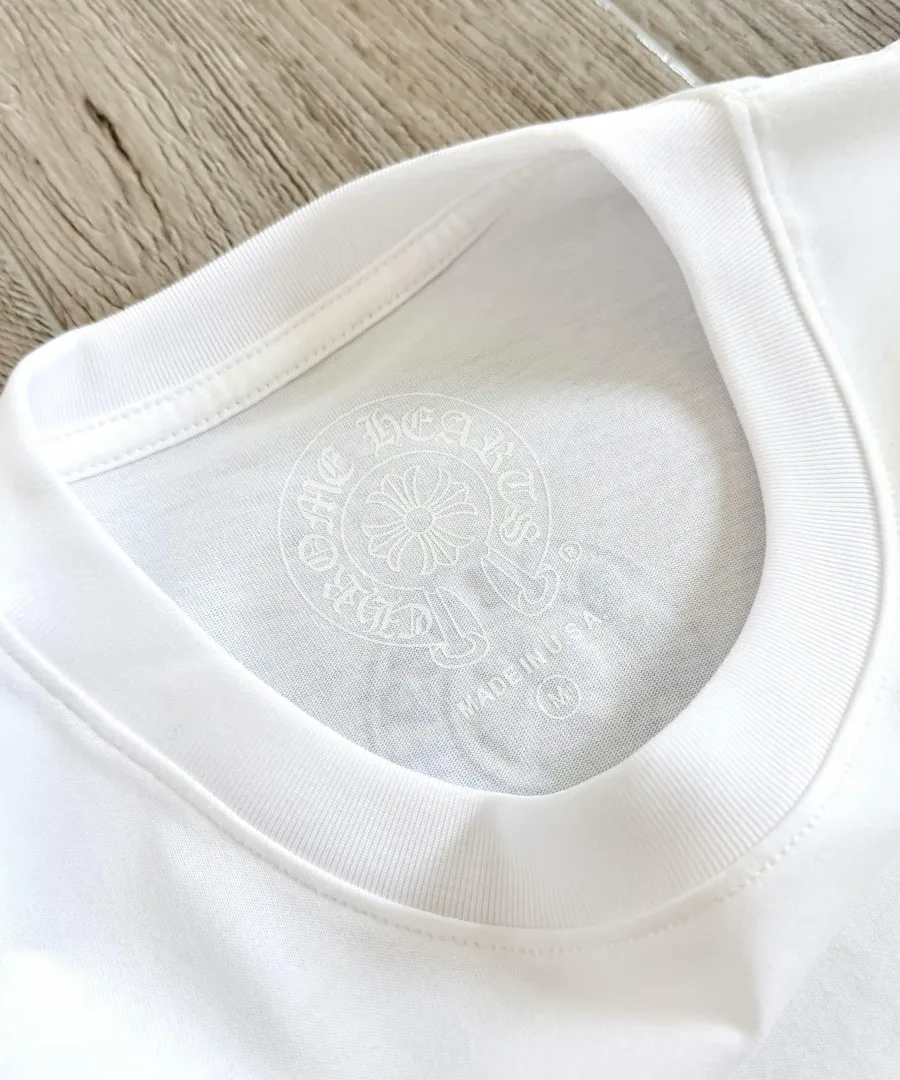 Внутренний принт с логотипом на горловине белой футболки Chrome Hearts
