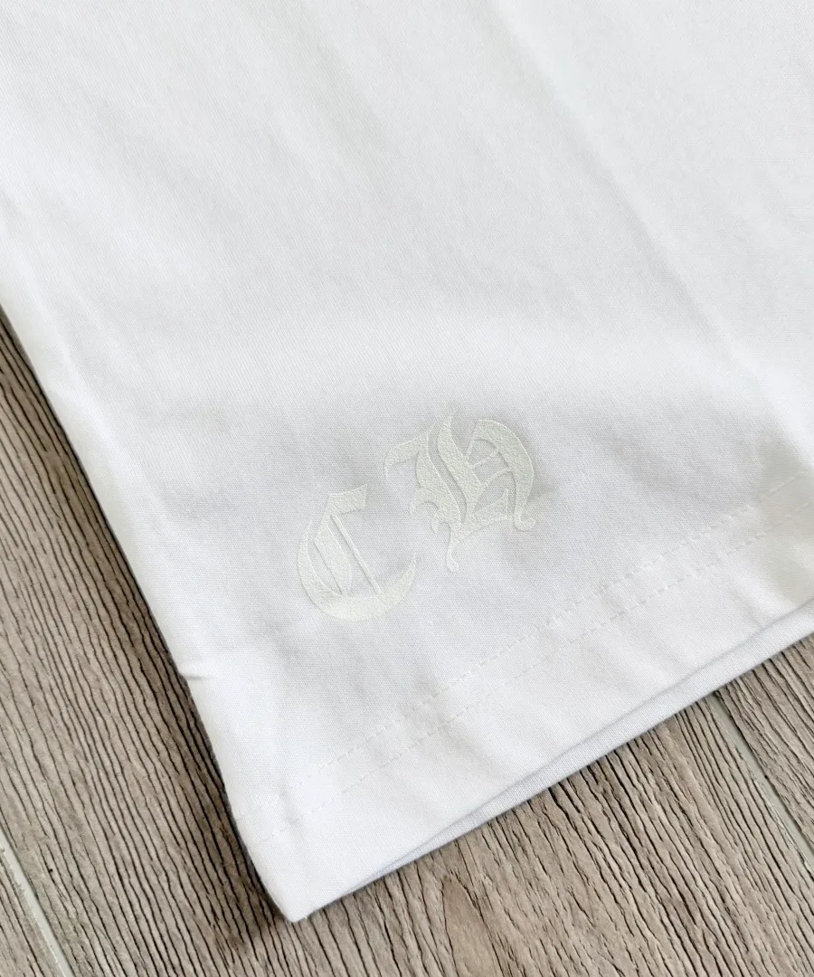 Вышитый или напечатанный логотип CH в тон на нижнем крае белой футболки Chrome Hearts