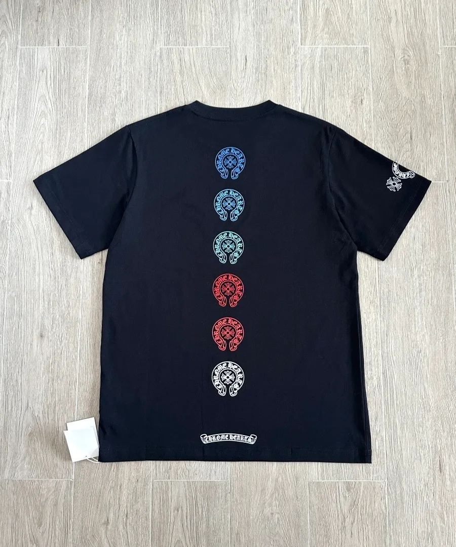 Черная футболка Chrome Hearts с градиентным принтом на спине, вид сзади