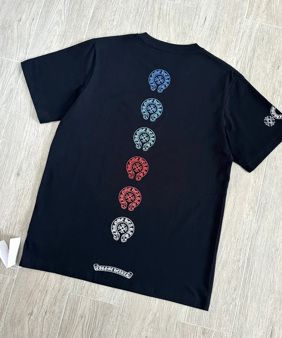 Черная футболка Chrome Hearts с принтом на спине, вид сзади под углом