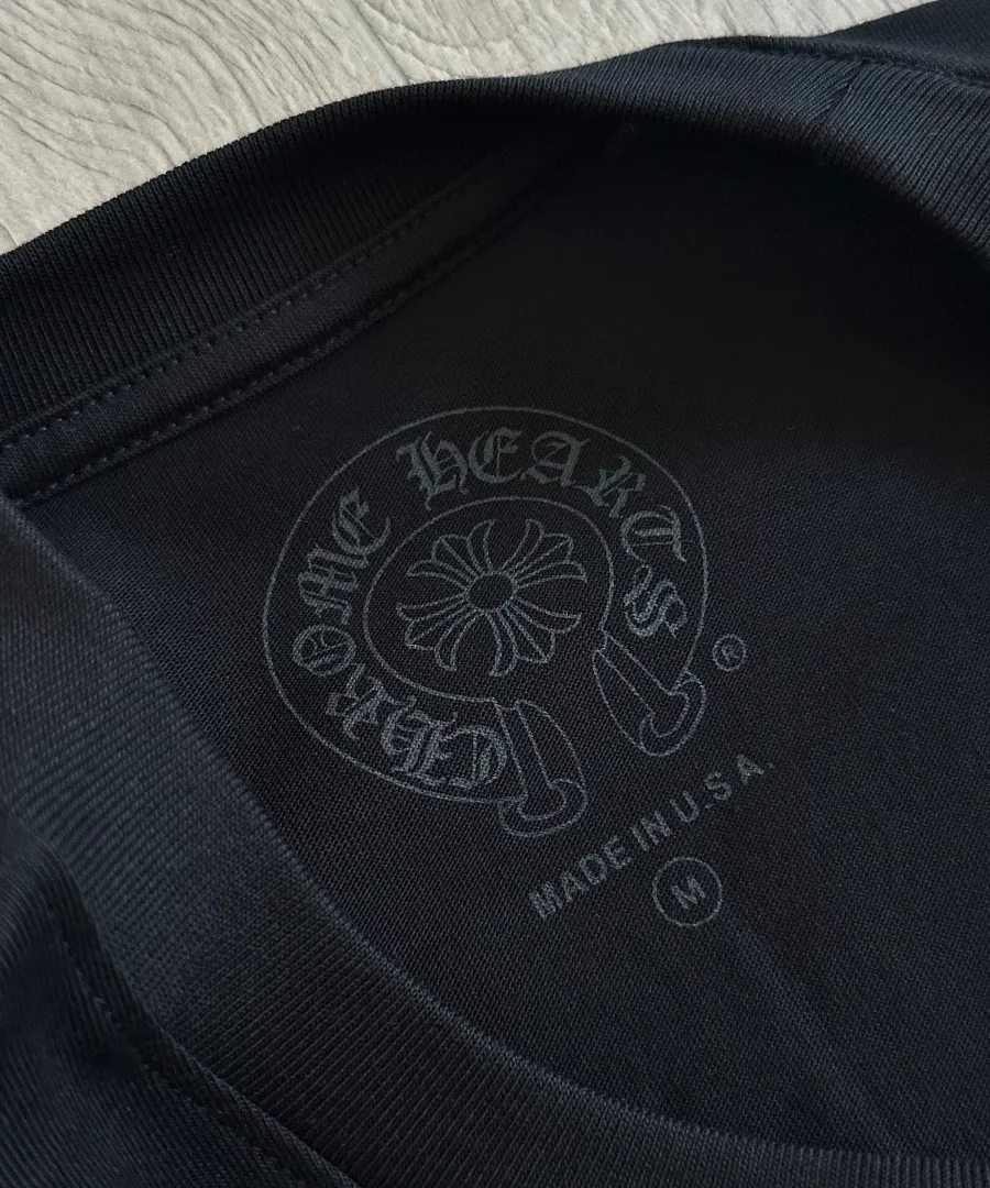 Внутренний принт с логотипом на горловине черной футболки Chrome Hearts
