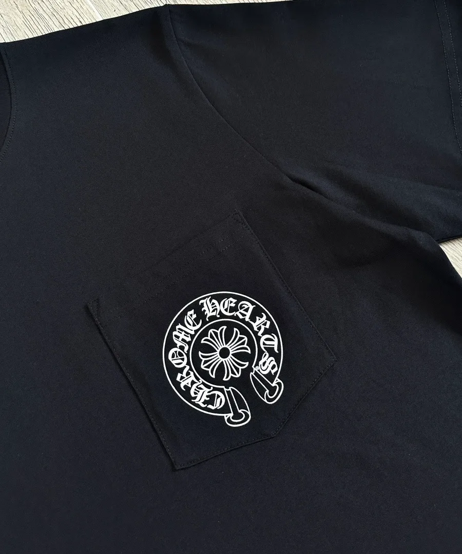 Накладной карман с фирменным принтом на груди черной футболки Chrome Hearts