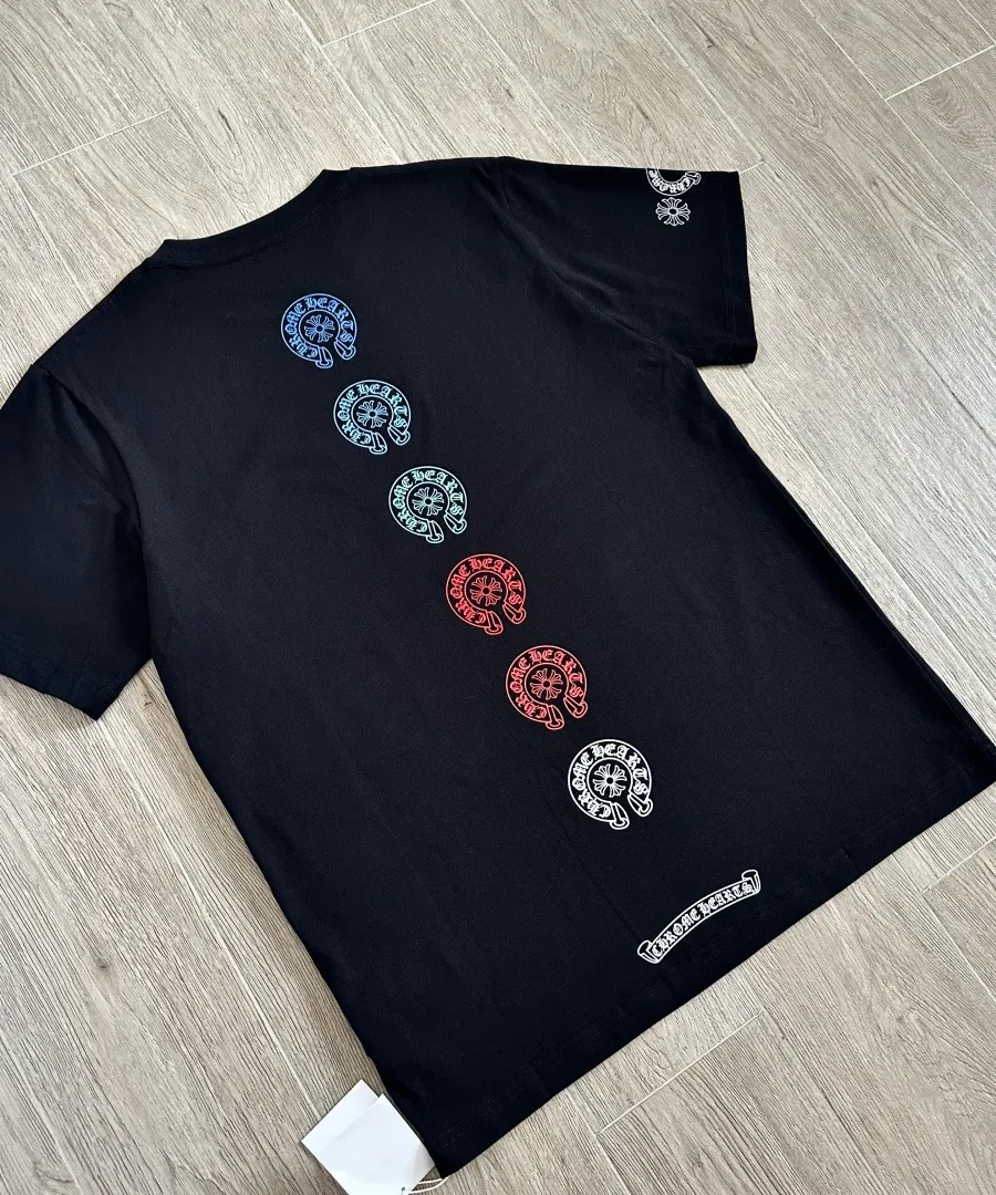 Черная футболка Chrome Hearts с принтом на спине, вид сзади под углом