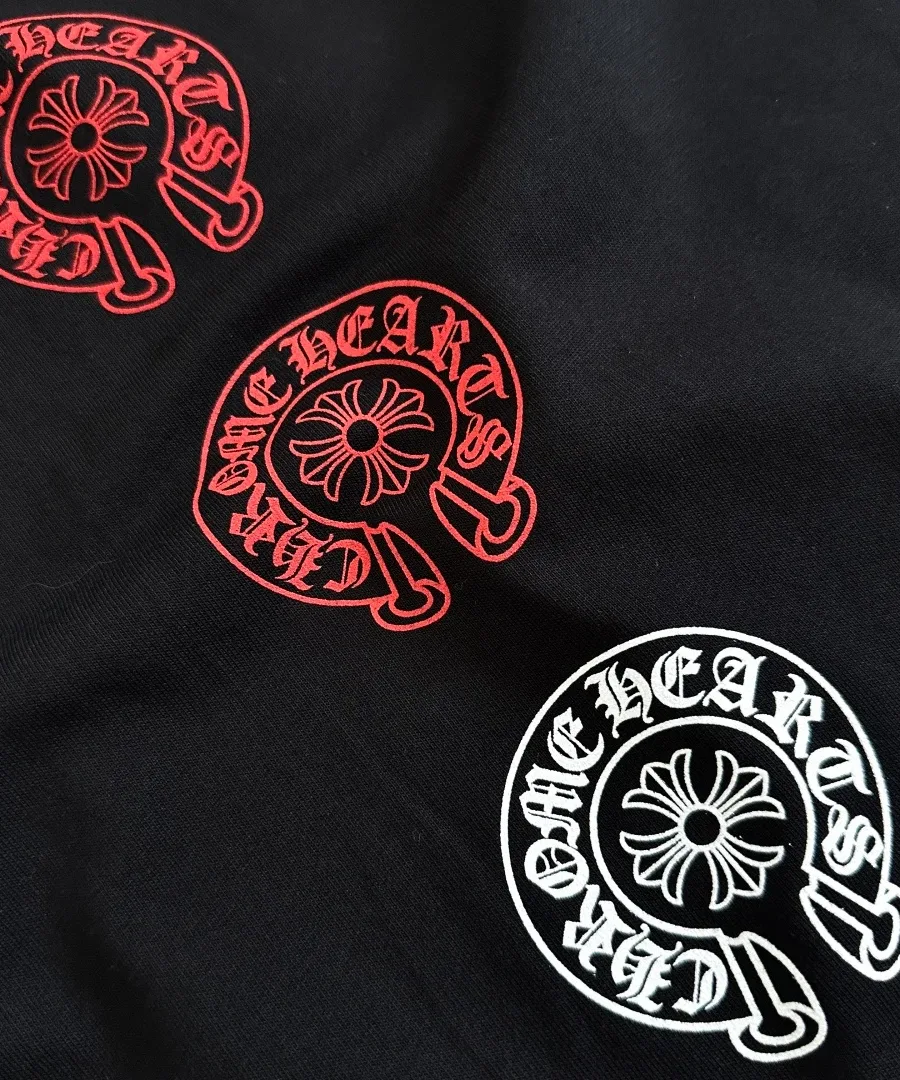 Крупный план красного и белого принтов на черной футболке Chrome Hearts