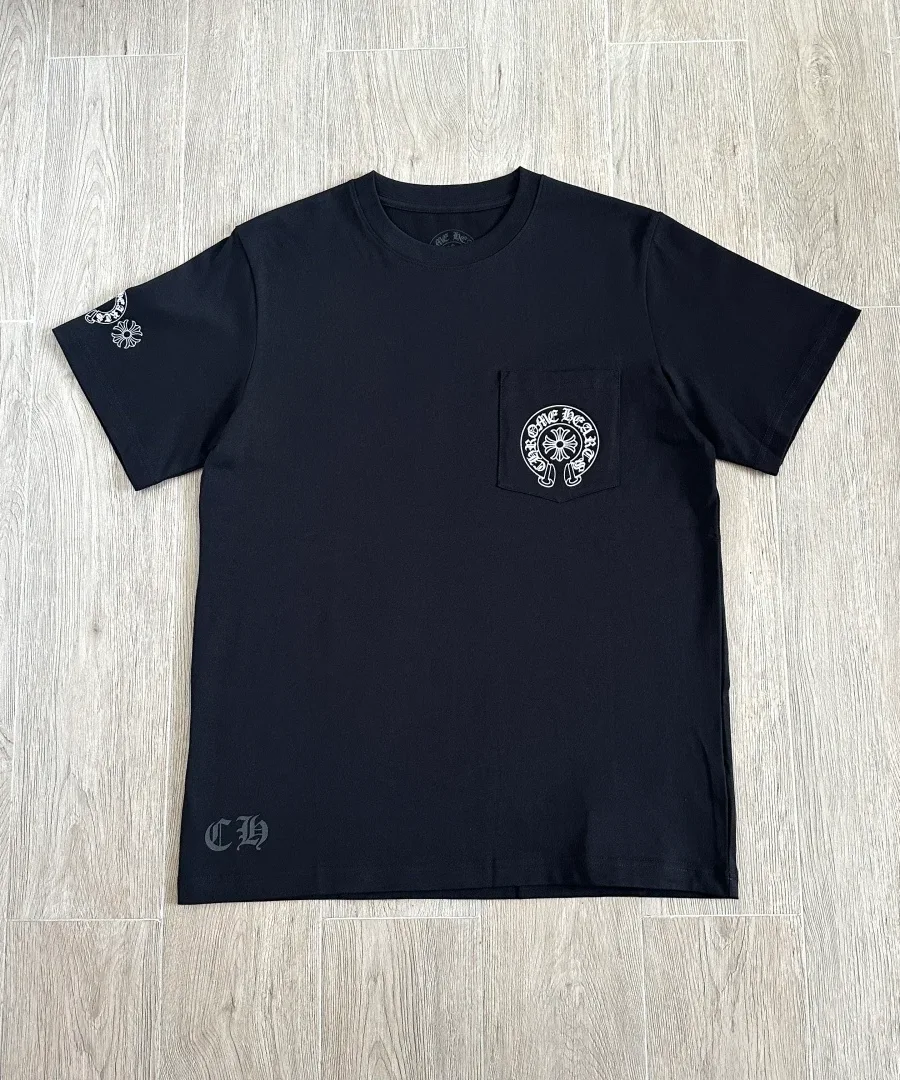 Черная футболка Chrome Hearts с карманом на груди, вид спереди