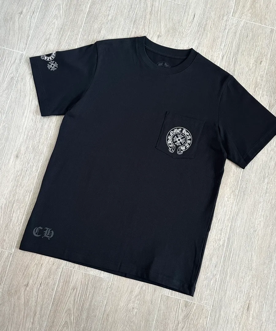 Черная футболка Chrome Hearts с карманом, вид спереди под углом