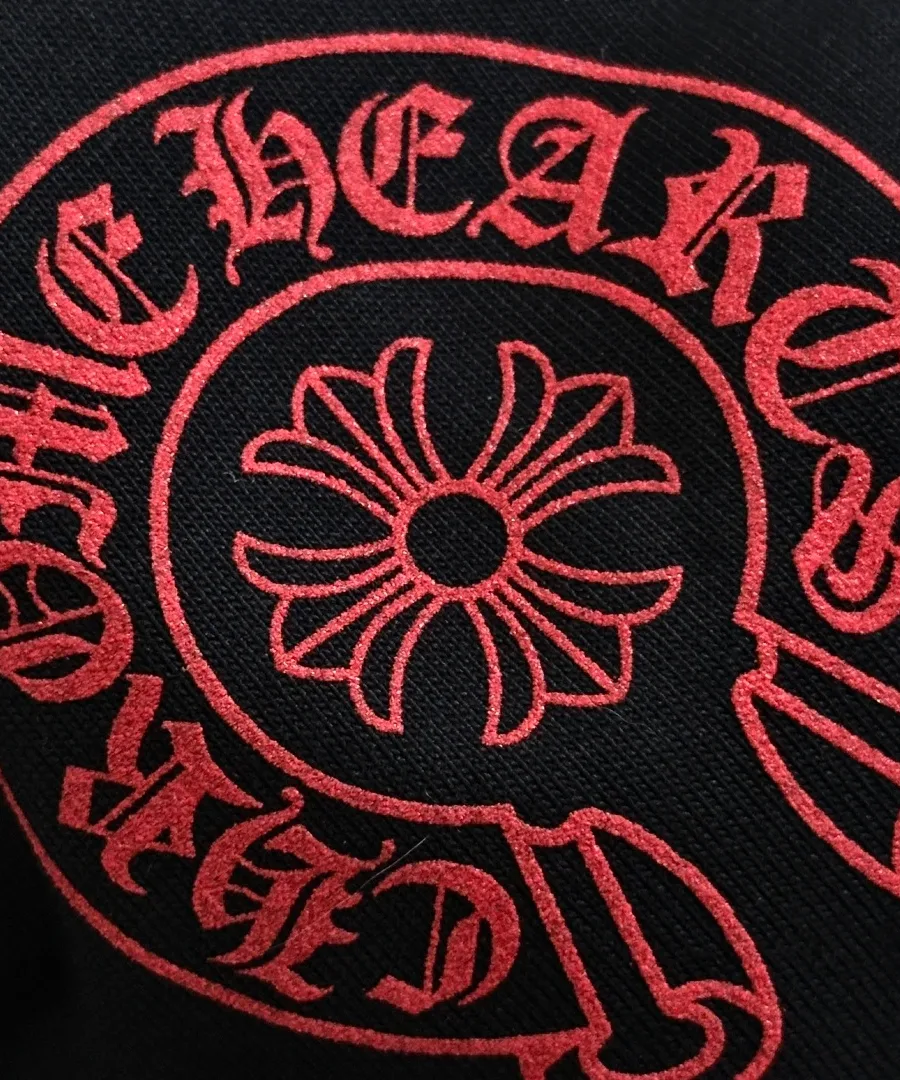 Крупный план красного принта-подковы на черной футболке Chrome Hearts