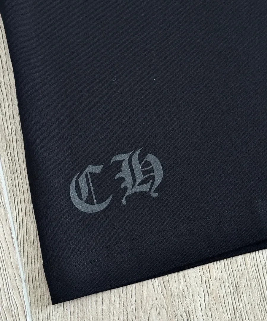 Логотип CH в тон на нижнем крае черной футболки Chrome Hearts