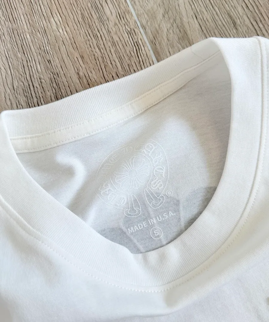 Внутренний принт на горловине белого лонгслива Chrome Hearts