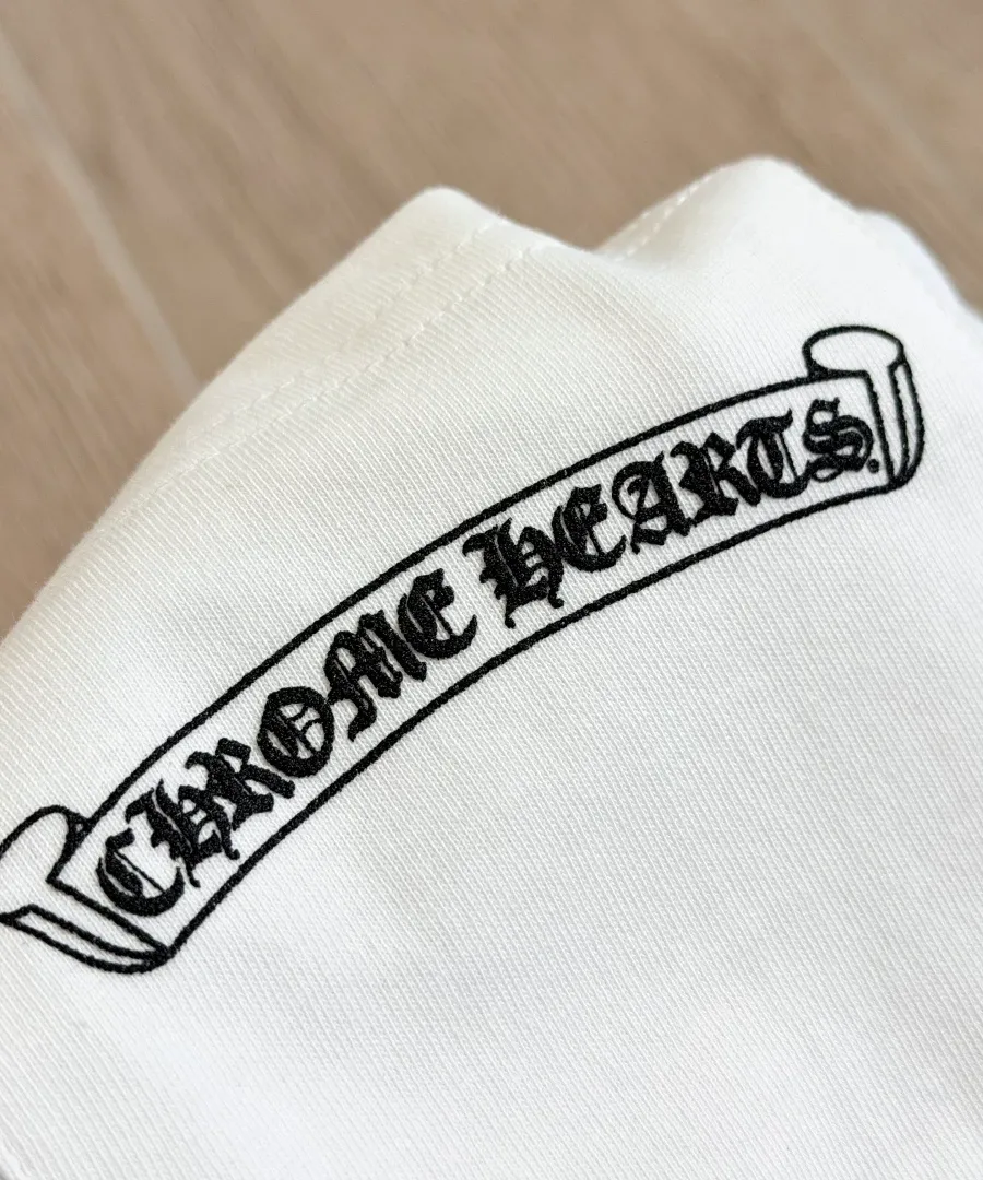 Нагрудный карман с принтом на белом лонгсливе Chrome Hearts