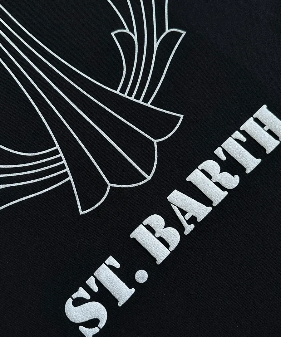 Деталь принта ST. BARTH на черном лонгсливе Chrome Hearts