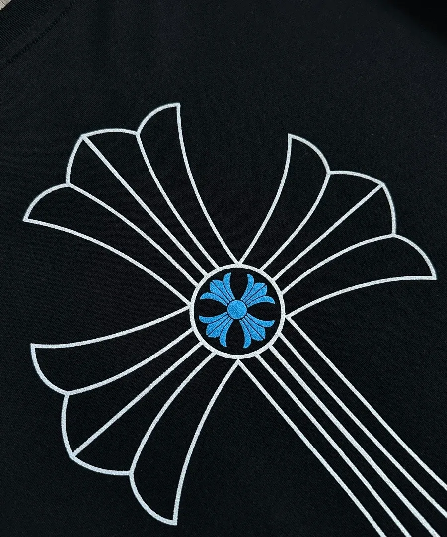 Деталь принта с крестом на черном лонгсливе Chrome Hearts