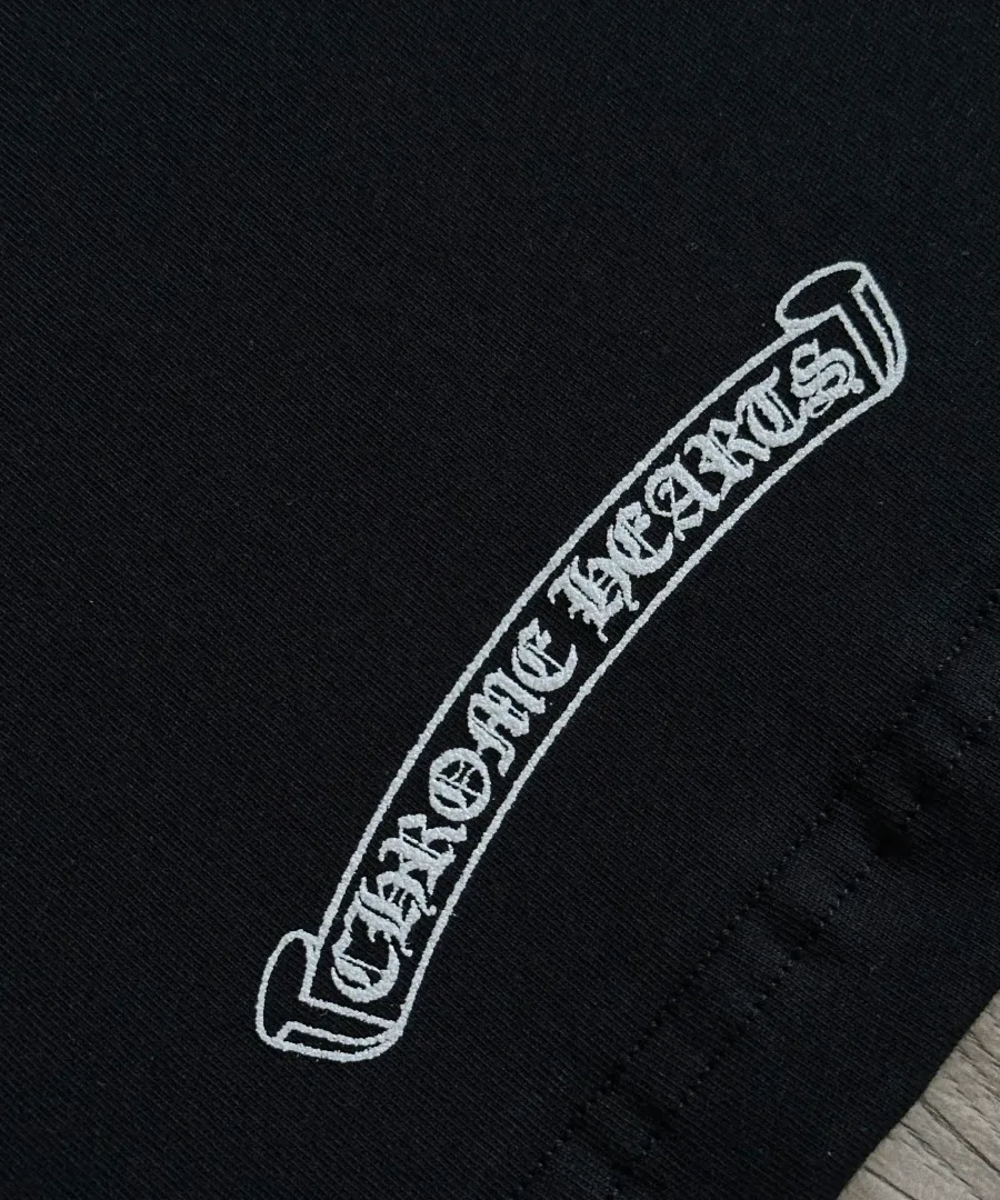 Принт на кармане черного лонгслива Chrome Hearts