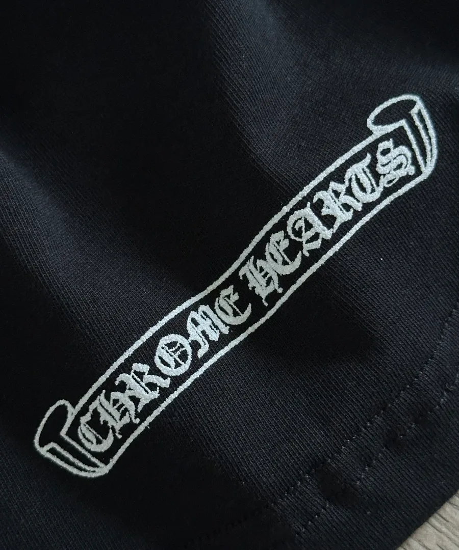 Принт на кармане черного лонгслива Chrome Hearts крупным планом