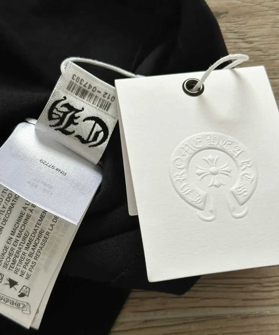 Бирки черного лонгслива Chrome Hearts