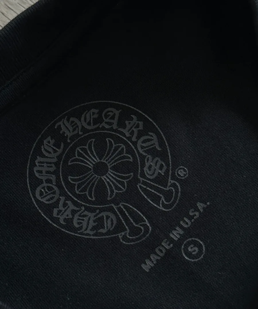 Внутренний принт на горловине черного лонгслива Chrome Hearts