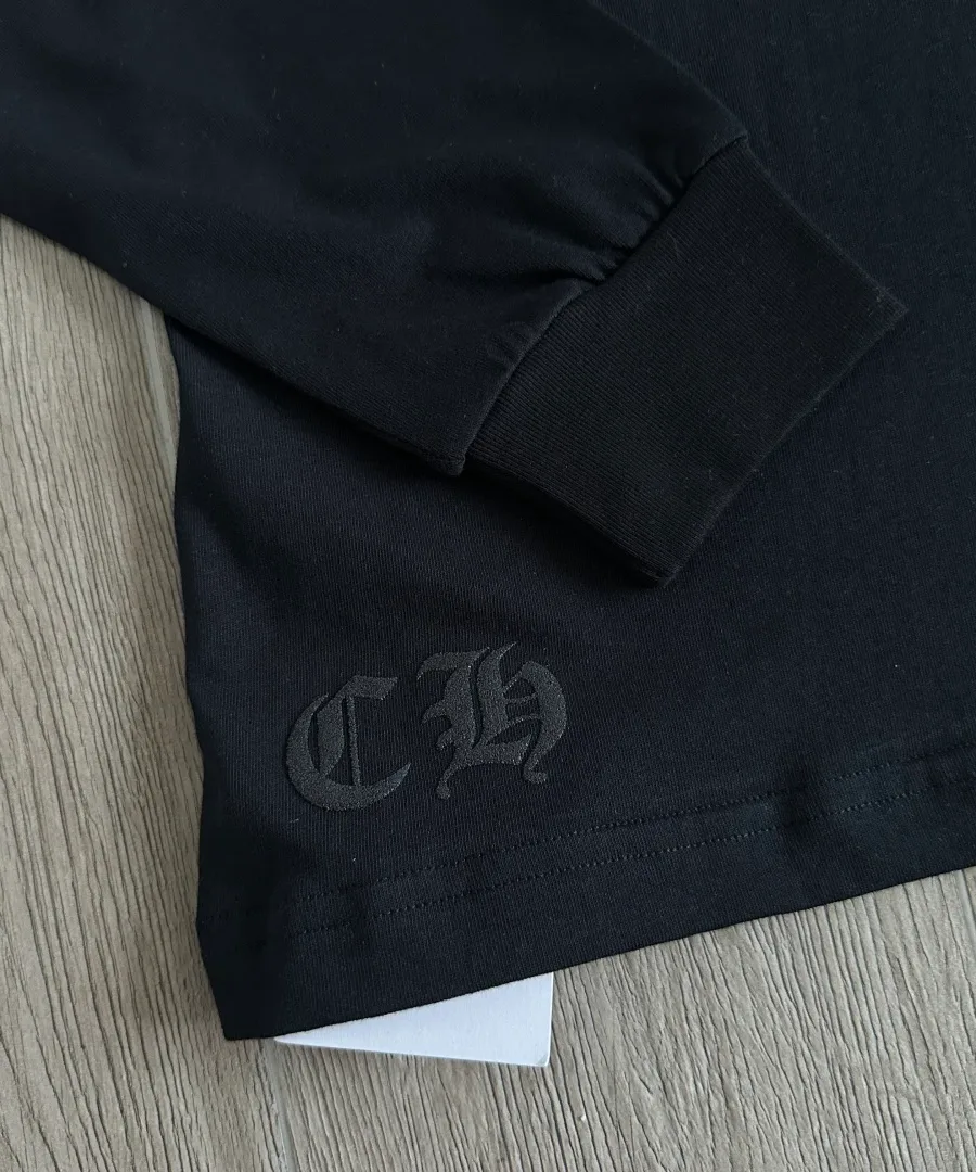 Вышивка CH на манжете черного лонгслива Chrome Hearts