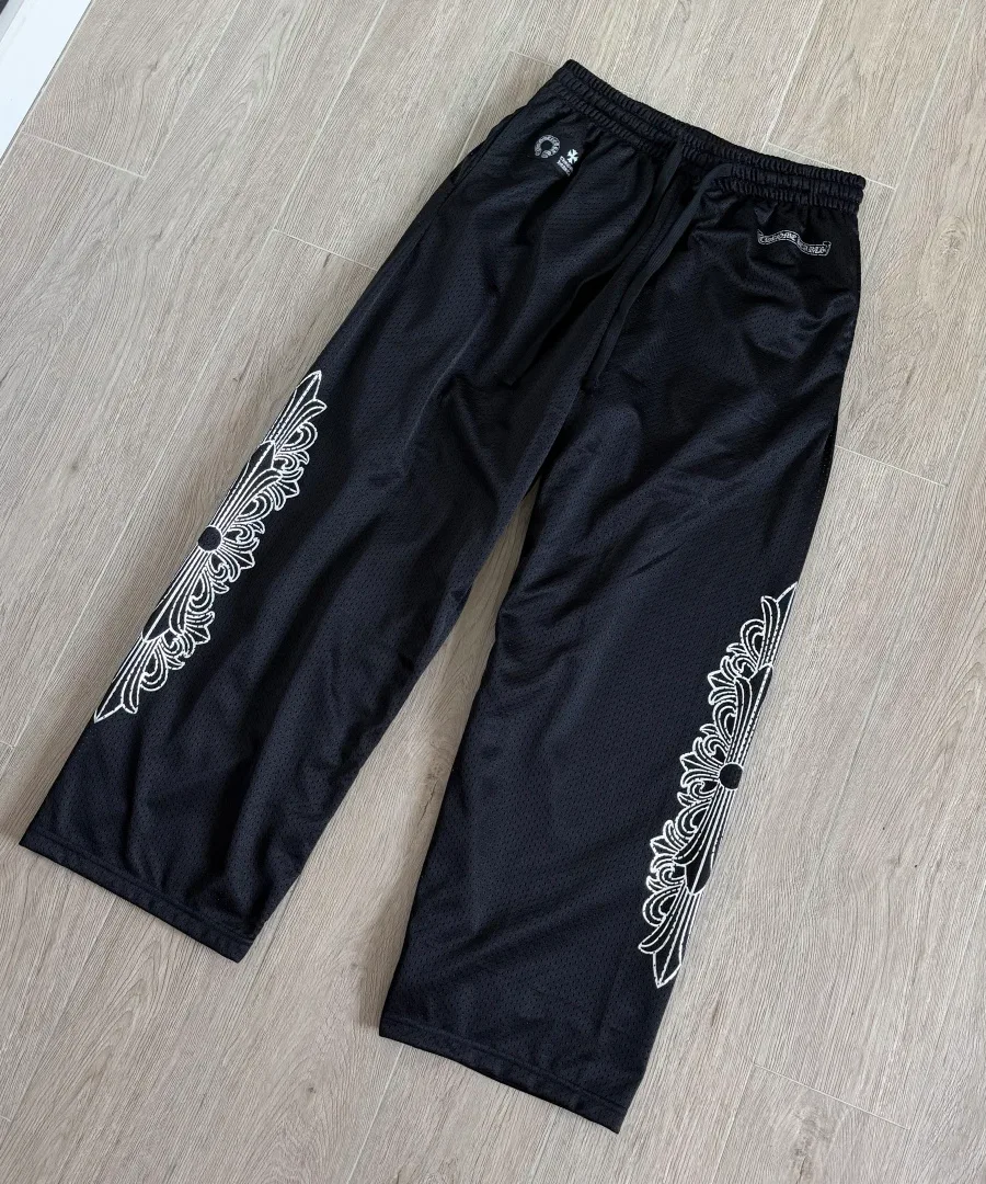 Черные спортивные штаны Chrome Hearts из сетки под углом
