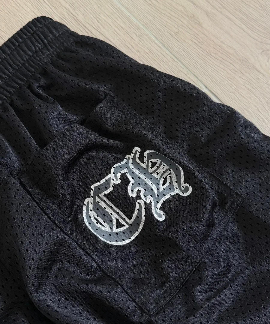 Задний карман с логотипом на черных штанах Chrome Hearts